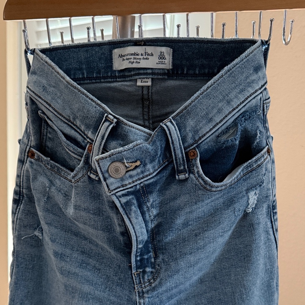 Abercrombie & Fitch High-Rise Medium Blue Women’s Jeans